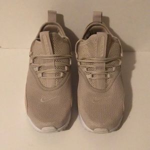 Sz 9.5 Nike